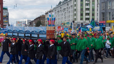 Визитная карточка праздника — парад районов.  Фото Аркадия УВАРОВА