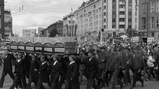 Визитная карточка праздника — парад районов.  Фото Аркадия УВАРОВА