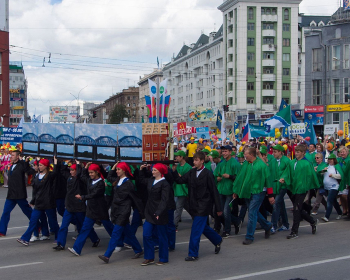 Визитная карточка праздника — парад районов.  Фото Аркадия УВАРОВА