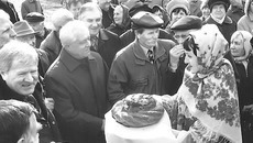 Земляков встречают хлебом-солью.Фото предоставлены Ассоциацией землячеств НСО