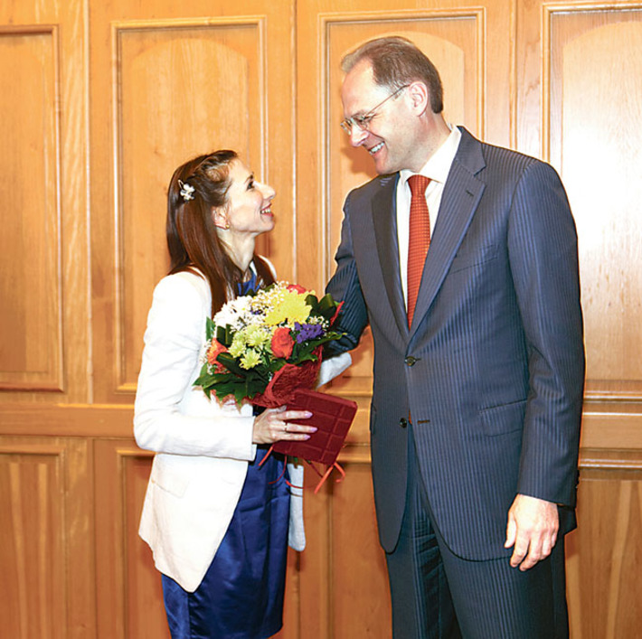 Вручение удостоверения и знака «Народный артист РФ» приме-балерине НГАТОиБ Анне Жаровой. Фото Аркадия УВАРОВА