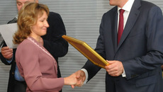 Награда из рук губернатора. Фото пресс-службы губернатора и правительства НСО