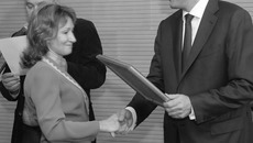 Награда из рук губернатора. Фото пресс-службы губернатора и правительства НСО