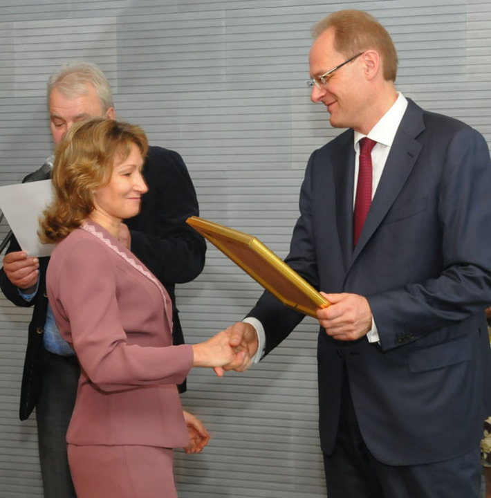 Награда из рук губернатора. Фото пресс-службы губернатора и правительства НСО