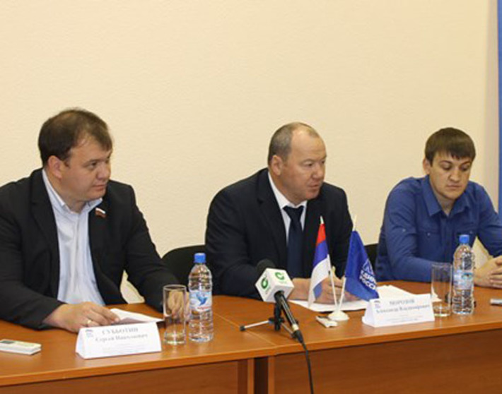 Александр Морозов (на снимке в центре), Сергей Субботин (слева) и Игорь Титаренко на пресс-конференции провели краткий анализ итогов работы партийной команды «Единой России».