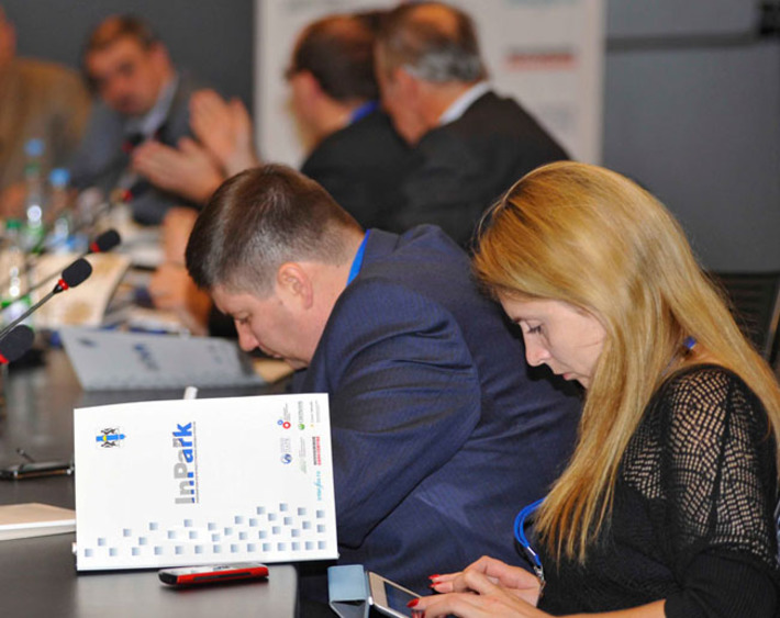 На прошлогоднем форуме сомнений или возражений по поводу господдержки развития индустриальных парков уже не возникало. Фото с сайта air-nso.ru