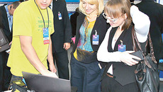 «Кибернетический конструктор ТРИК» дает возможность без помощи инженеров и программистов собирать собственных роботов, снабженных «слухом» и «зрением». Фото Юлии НАЗАРЕНКО