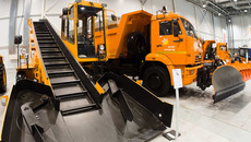 Выставка специализированной техники на «Форуме снега» (2013 г.) Фото Аркадия УВАРОВА