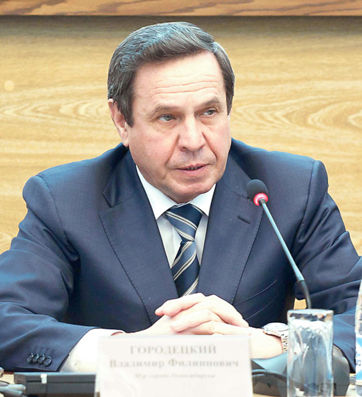 Владимир Городецкий выступил с отчетом о деятельности мэра и мэрии Новосибирска в 2013 году. Фото Аркадия УВАРОВА
