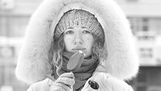 Иностранцы не верят, что сибиряки едят мороженое в лютые морозы. Фото Аркадия УВАРОВА