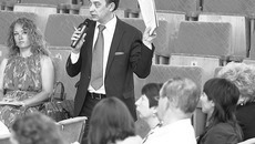 Константин Антонов (в центре) на первом заседании нового состава общественной палаты. Фото Аркадия УВАРОВА