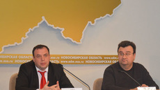 Александр Брод и Владимир Фёдоров (справа) отвечают на вопросы журналистов. Фото с сайта nso.ru