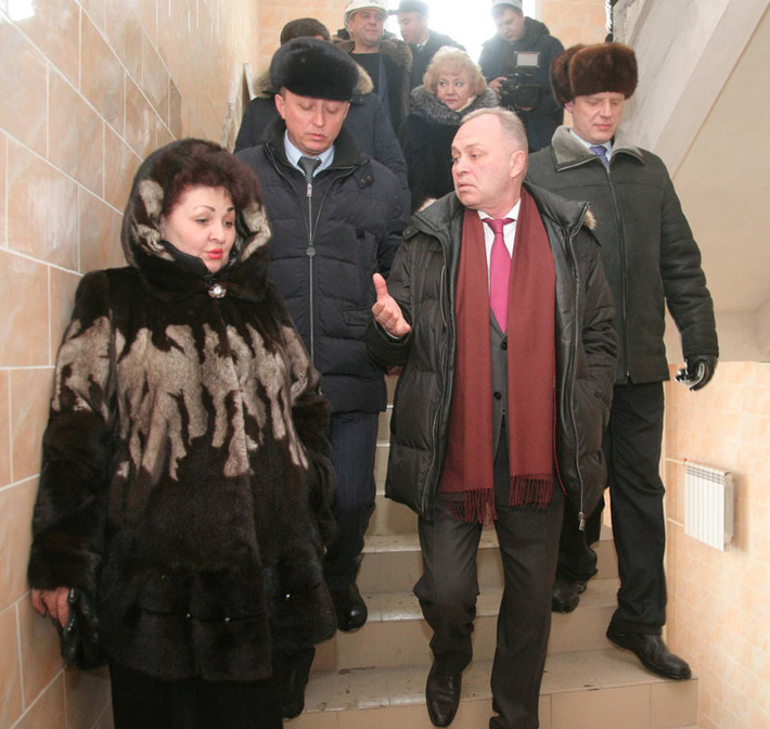 Исполняющий обязанности мэра Владимир Знатков за осмотром стройки. Фото Михаила ПЕРМИНА