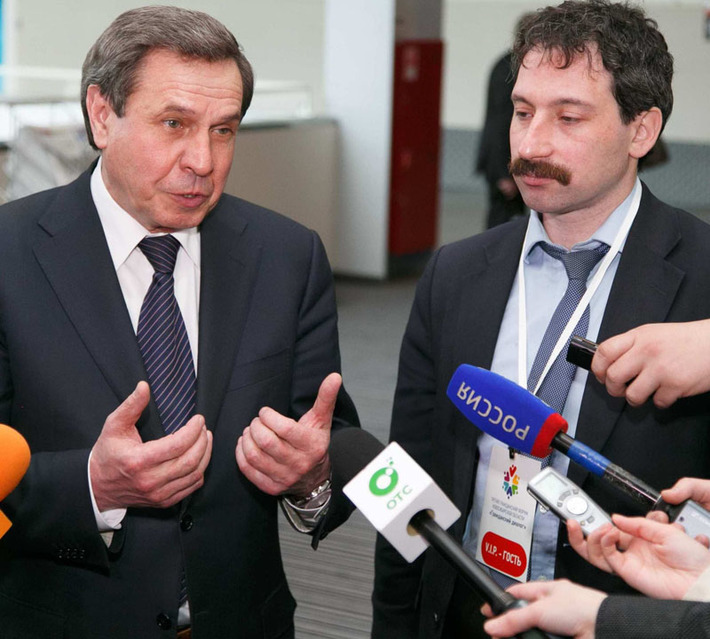 Владимир Городецкий и Артём Шадрин отвечают на вопросы журналистов. Фото Аркадия УВАРОВА