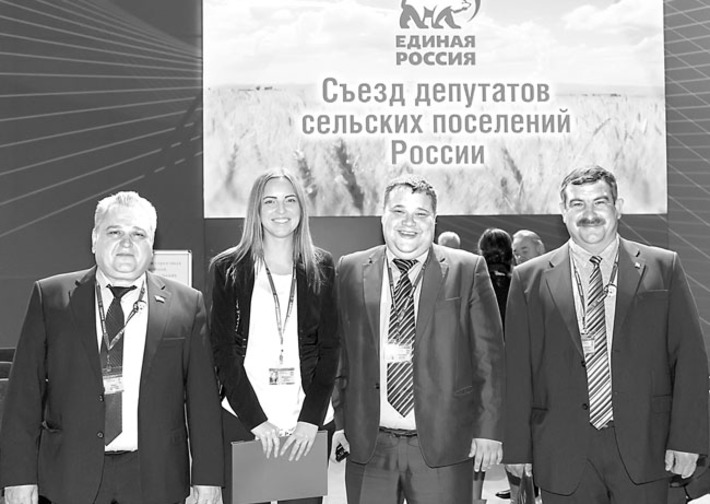 Александр Рукас (слева) с делагатами съезда. Фото предоставлено Александром РУКАСОМ