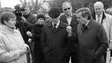 Владимир Городецкий разъяснил дольщикам механизм решения проблемы долгостроев. Фото  Михаила ПЕРМИНА