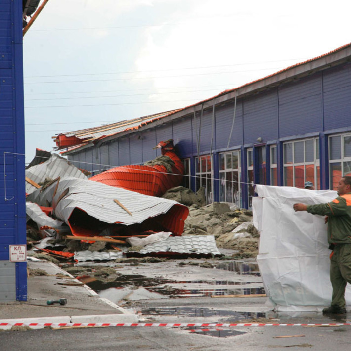 Мощный ветер сорвал часть крыши с павильонов торгового центра «Калейдоскоп». Фото Михаила ПЕРМИНА