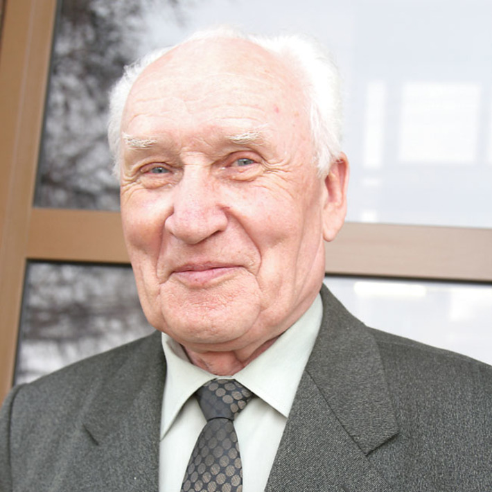 Почетный железнодорожник, почетный ветеран дороги, кавалер ордена Трудового Красного Знамени Николай Антонович Макуха. Фото Елены КОСТИНОЙ