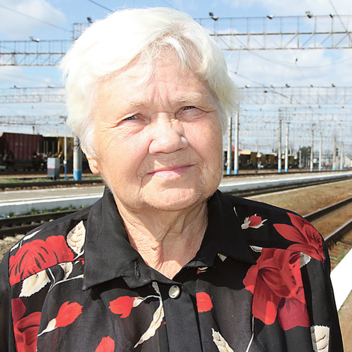 Ветеран Инского эксплуатационного вагонного депо Светлана Викторовна Гузенко — человек с активной жизненной позицией, хранитель истории родного депо. Ее трудовой стаж — 37 лет. Она ударник 11-й пятилетки, обладатель звания «Лучший по профессии» по Новосибирскому отделению дороги. А одна из самых дорогих наград для нашей героини — именные часы министра путей сообщения. Фото Елены КОСТИНОЙ