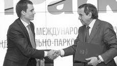 Богдан Григорьев и Владимир Городецкий после подписания соглашения. Фото Аркадия УВАРОВА