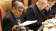 Депутаты знакомятся  с представленным бюджетом. Фото Аркадия УВАРОВА