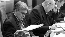 Депутаты знакомятся  с представленным бюджетом. Фото Аркадия УВАРОВА