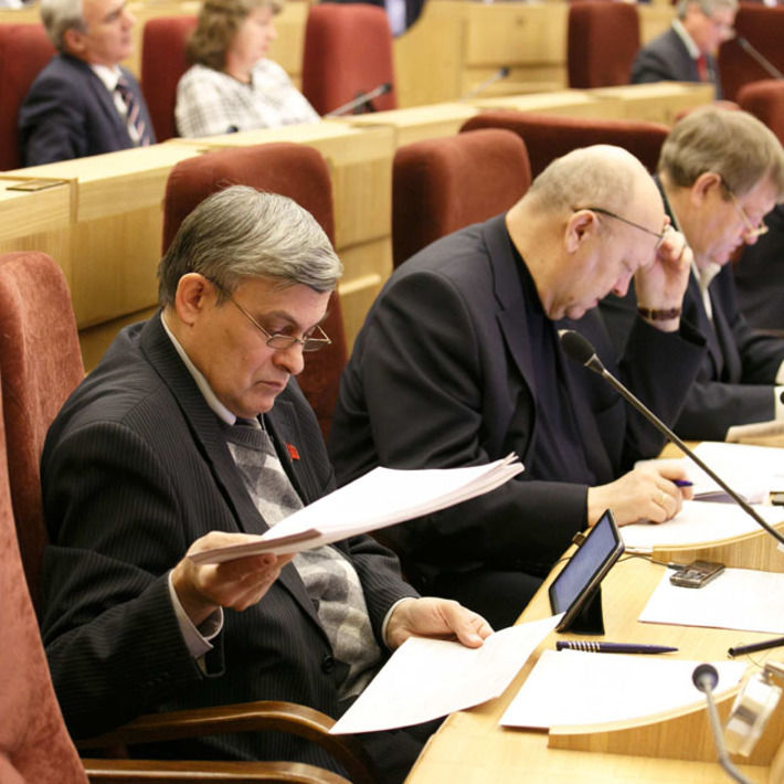 Депутаты знакомятся  с представленным бюджетом. Фото Аркадия УВАРОВА