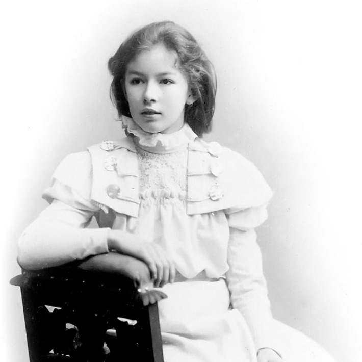 На фотографии Ева Окунева, в замужестве Крылова, похожа на тихо растущий и благоухающий на клумбе цветок, но она отнюдь не была тихоней. Встреть мы ее сейчас, Ева рассказала бы и про ужасы Первой мировой, и про гонения на представителей высокого сословия..