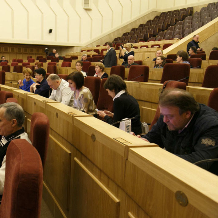 Представители СМИ попробовали себя  в роли парламентариев. Фото Аркадия УВАРОВА