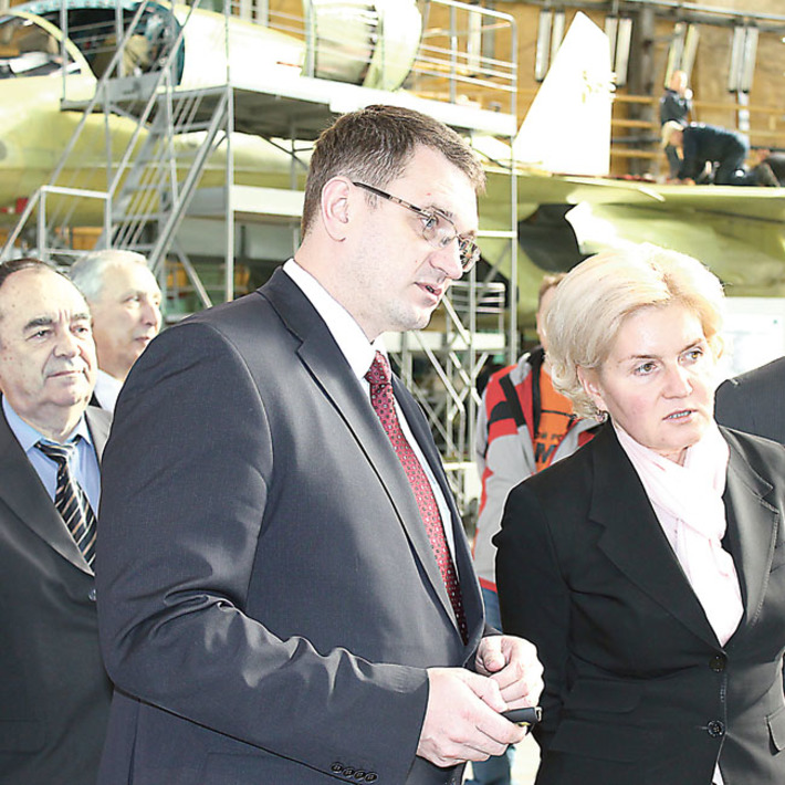 Заместитель председателя Правительства РФ Ольга Голодец  на Новосибирском авиационном заводе имени В.П. Чкалова.  Ее особое внимание привлекла тема подготовки кадров  и адаптации молодежи на предприятии. Фото с сайта www.napo.ru