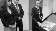 Одно движение — и вы в электронном архиве. У монитора: заместитель председателя правительства Новосибирской области — министр юстиции Наталья Омелёхина, начальник областного управления Государственной архивной службы Константин Захаров и ведущий архивист отдела использования и публикаций документов Анна Ключкина. Фото Михаила ПЕРМИНА