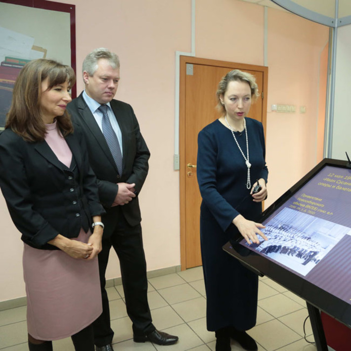 Одно движение — и вы в электронном архиве. У монитора: заместитель председателя правительства Новосибирской области — министр юстиции Наталья Омелёхина, начальник областного управления Государственной архивной службы Константин Захаров и ведущий архивист отдела использования и публикаций документов Анна Ключкина. Фото Михаила ПЕРМИНА