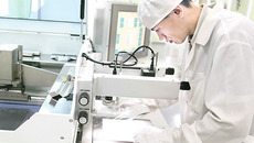 Одна из составляющих программ реиндустриализации — формирование новых кластеров наукоемких высокотехнологичных производств. Фото Аркадия УВАРОВА