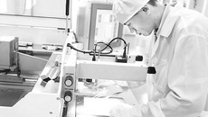 Одна из составляющих программ реиндустриализации — формирование новых кластеров наукоемких высокотехнологичных производств. Фото Аркадия УВАРОВА