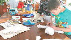 Пятиклассник Дима теперь шьет большую куклу. Фото Аркадия УВАРОВА