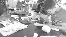 Пятиклассник Дима теперь шьет большую куклу. Фото Аркадия УВАРОВА