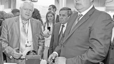 Дмитрий Рогозин ознакомился с разработками институтов СО РАН и предприятий ОПК региона. Фото Аркадия УВАРОВА