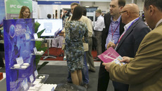 У выставочного стенда «НЭВЗ-керамикс». Фото Аркадия УВАРОВА