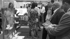 У выставочного стенда «НЭВЗ-керамикс». Фото Аркадия УВАРОВА