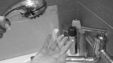 За горячую воду можно платить меньше. Фото Михаила ПЕРМИНА