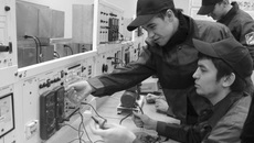 Студенты колледжа на занятиях в учебной лаборатории. Фото предоставлено НПЭК