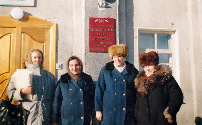 Снимок на память на крылечке райсовета. В 1980-х у сельских почтальонов была вот такая темно-синяя форма зимнего образца