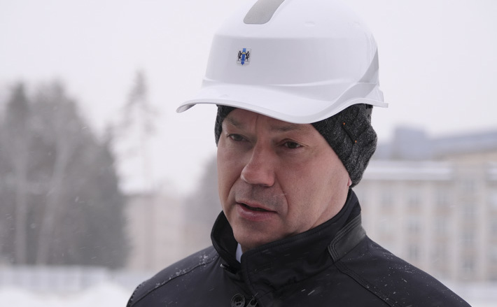 Андрей Травников: «У жителей Академгородка трепетное отношение к зеленым насаждениям, и это правильно. Необходимо применить самые надежные технологии для сохранения деревьев, вплоть до защиты их стволов специальными кожухами». Фото: nso.ru