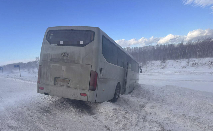 22 января в первые часы были перекрыты Ордынская трасса, дороги Новосибирск — Кочки — Павлодар и «Иртыш». Госавтоинспекция реагировала на сообщения о происшествиях: экипажи выезжали на Северной объезд, где в кювет слетел пассажирский автобус, следовавший по маршруту Кемерово — Новосибирск. Находившиеся в салоне 17 пассажиров не пострадали. На трассах водители из-за сильного бокового ветра снижали скорость до минимальной или парковались на обочинах. Во время шторма были отменены пассажирские рейсы автобусов в Чистоозерном и Доволенском районах. Кроме того, из-за урагана 132 ребенка из 15 населенных пунктов не попали на занятия. Фото: ГУ МВД по Новосибирской области