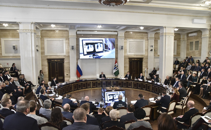 Андрей Травников вручил отличившимся сотрудникам отрасли благодарственные письма губернатора Новосибирской области. Фото: nso.ru