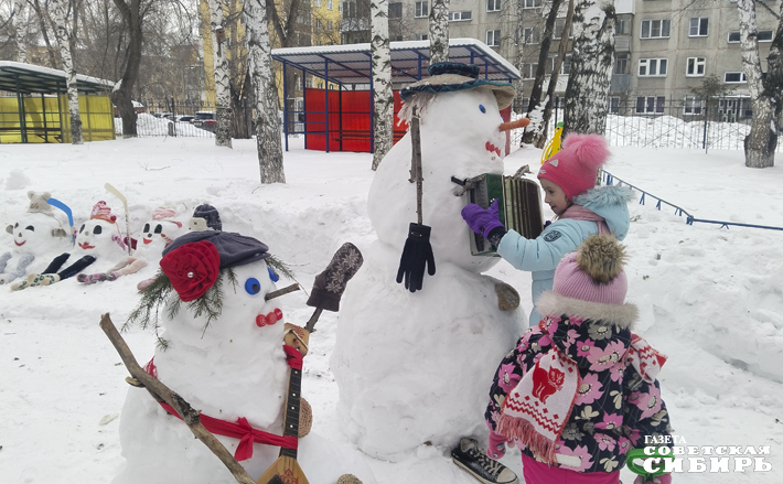 Снеговики и змейки хоть и статичные фигуры, но есть у них вполне мобильные элементы, например гармошка и балалайка из кладовой педагога-организатора. Ребятишки «оживляют» свои творения, смело импровизируя на музыкальных инструментах. Остальные фигуры задействованы в различных активностях, например беге с препятствиями. Фото: Алёна Коврова