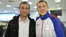 Антон Кулятин (справа) поступил в Новосибирский государственный педагогический университет в 2011 году, тогда же стал тренироваться у Николая Халухаева. Под руководством тренера он выполнил норматив мастера спорта России, выигрывал областные и всероссийские турниры, а позже добился признания на мировой арене. Фото: nso.ru