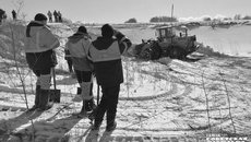 Сначала у водопропускной трубы снег разгребает, конечно, тяжелая техника: хоть он и начал таять, но все равно местами по колено. Фото: Светлана Фролова