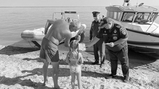 Специалисты МЧС России регулярно напоминают детям о недопустимости шалостей на воде: нельзя баловаться и пугать окружающих, подавать ложные сигналы бедствия, а главное, находиться вблизи водоемов в отсутствие взрослых и купаться в необорудованных местах. Фото: 54.mchs.gov.ru