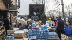 Сбор и отправка гуманитарного груза производятся около четырех раз в месяц. Каждый раз силами сибиряков в помощь бойцам собирается все, о чем они просят с передовой. Фото: Андрей Заржецкий